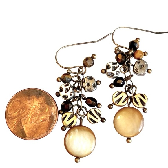 Neutral colors Shell Dangle Silver Gold Earrings - Picture 2 of 2